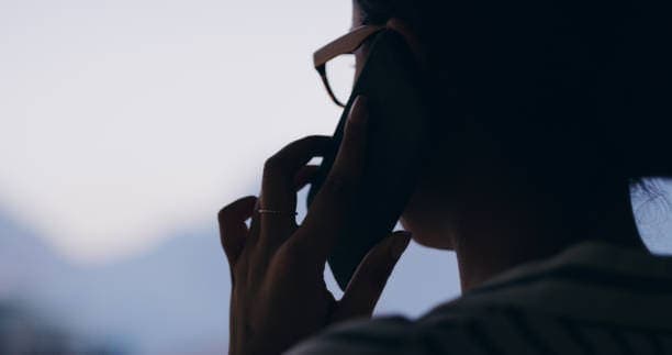 Personne au téléphone pour demander l'intervention d'un plombier